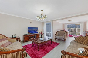 KozyGuru Thornleigh 4 Beds Dream Holiday House